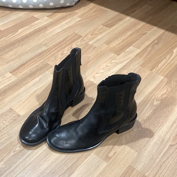 Women’s shoes - Picture 1 of 3